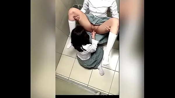 Dos Alumnas Lesbianas Mexicanas Tocándose en el Baño de la Escuela y Haciendo Sexo Oral! Dos ESTUDIANTES LESBIANAS MEXICANAS Calientes en el Baño de Mujeres se TOCAN Hasta TERMINAR!