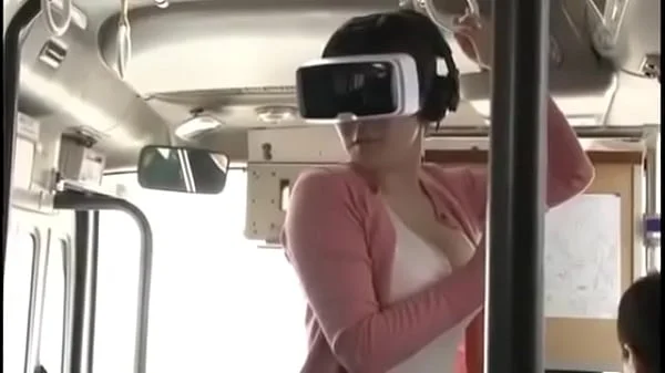 Linda asiática es cogida en el bus con lentes de rv 1 (har-064)